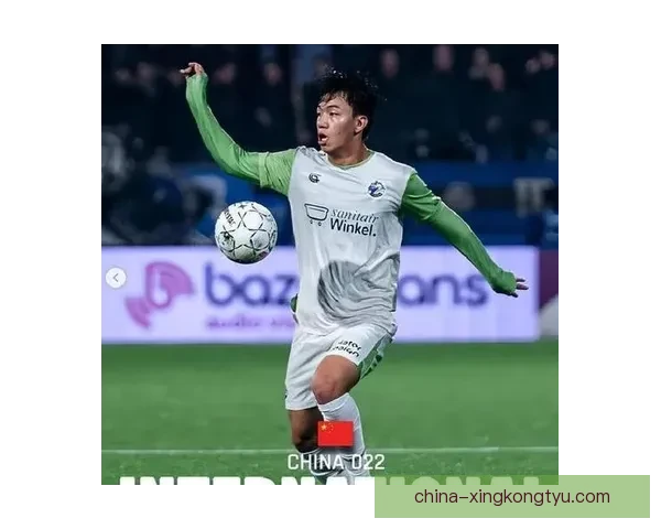 荷乙邓伯什祝贺王博豪决胜点球 荷乙邓伯什祝贺王博豪决胜点球